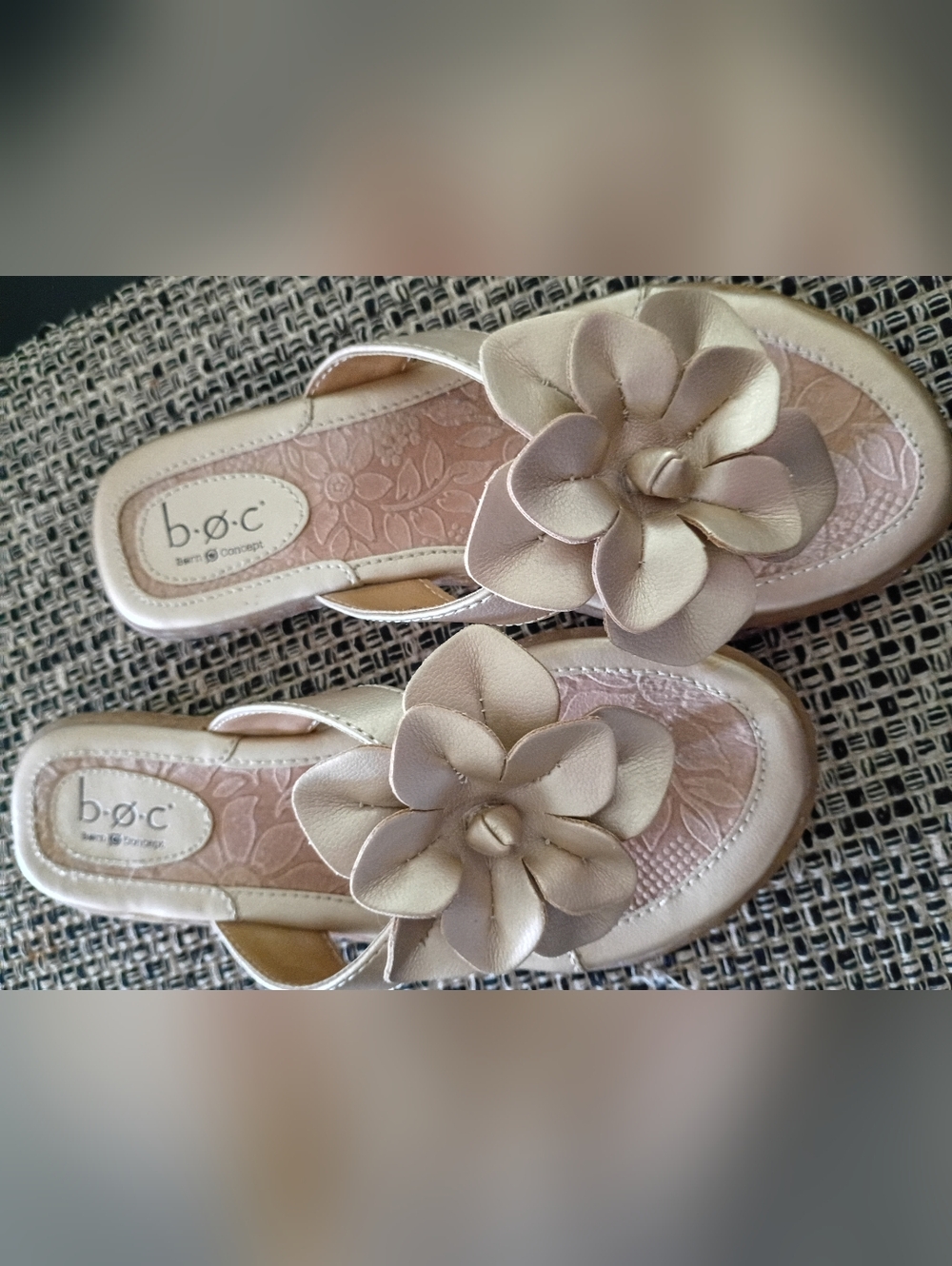 BORN B.O.C. NWOT Gold Leather Sandals - Picture 5 of 6